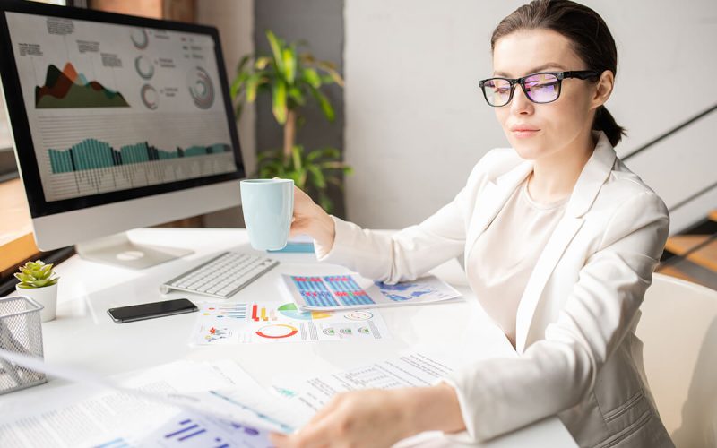 elegant-accountant-KZFE3M6