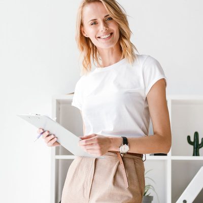 smiling-businesswoman-holding-folder-8PBUAH4