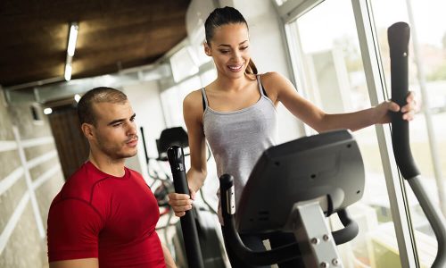 personal-trainer-and-student-in-gym-DBYX9AK