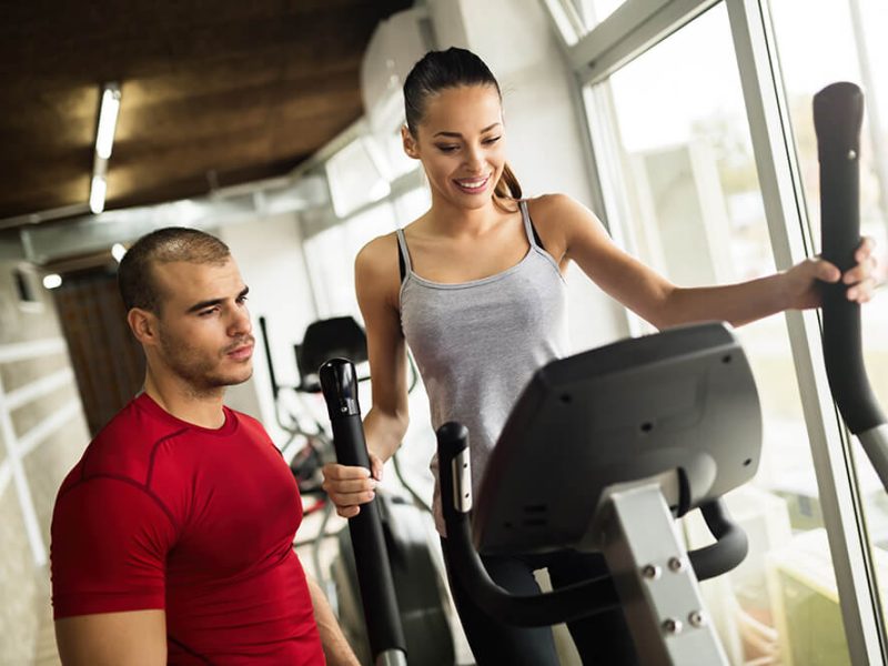 personal-trainer-and-student-in-gym-DBYX9AK