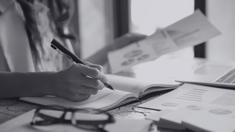 business-women-are-checking-the-company-performanc-32468LX