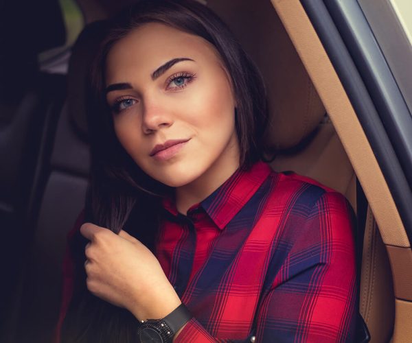 brunette-girl-in-a-car-6AUNV2Y