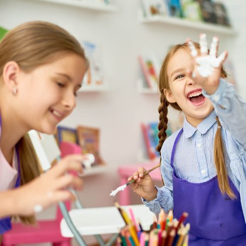 children-having-fun-with-paint-4R8XV7L