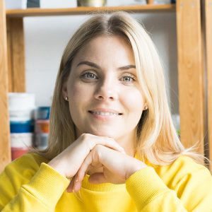 young-teacher-at-art-class-8Q7CXKP